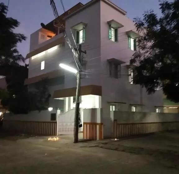 تختخواب و صبحانه Mayurapriya Inn