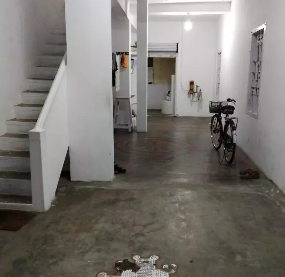 تختخواب و صبحانه Mayurapriya Inn
