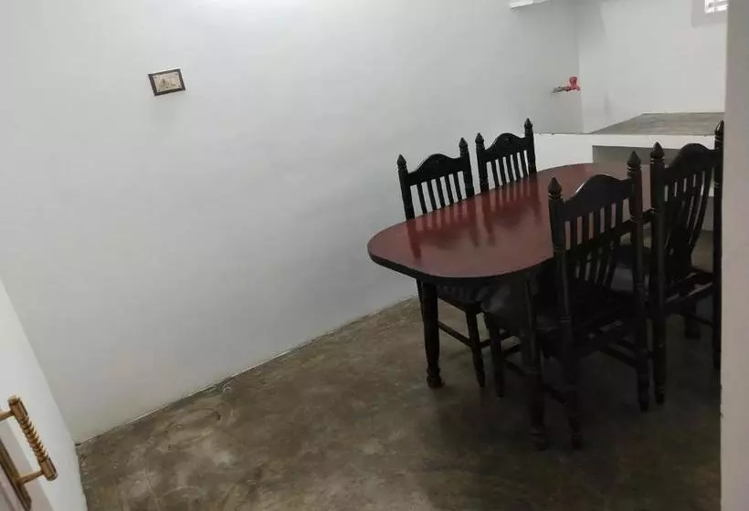 تختخواب و صبحانه Mayurapriya Inn