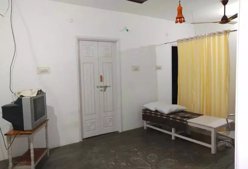 تختخواب و صبحانه Mayurapriya Inn