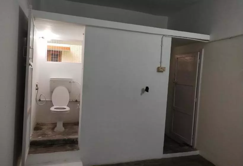 تختخواب و صبحانه Mayurapriya Inn