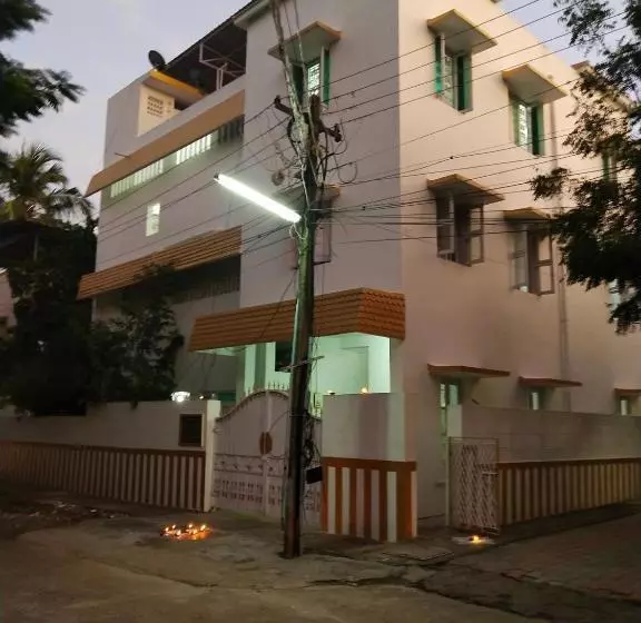 تختخواب و صبحانه Mayurapriya Inn