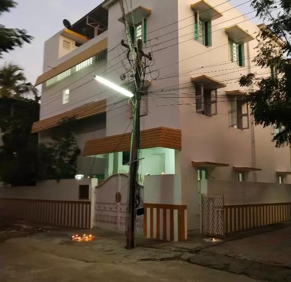 تختخواب و صبحانه Mayurapriya Inn