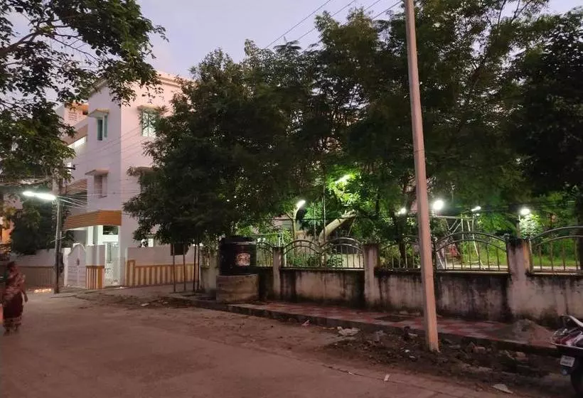 تختخواب و صبحانه Mayurapriya Inn