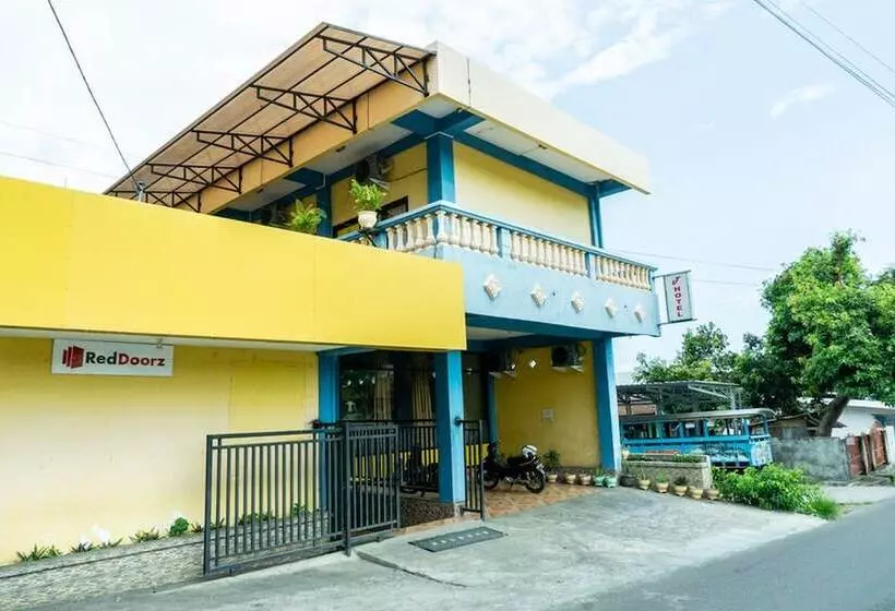 ホテル Reddoorz Near H. Hasan Aroeboesman Airport