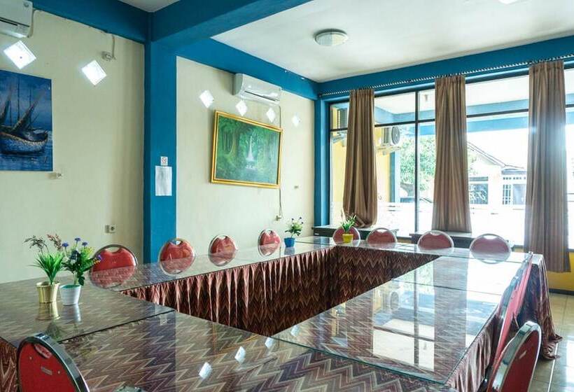 فندق Reddoorz Near H. Hasan Aroeboesman Airport