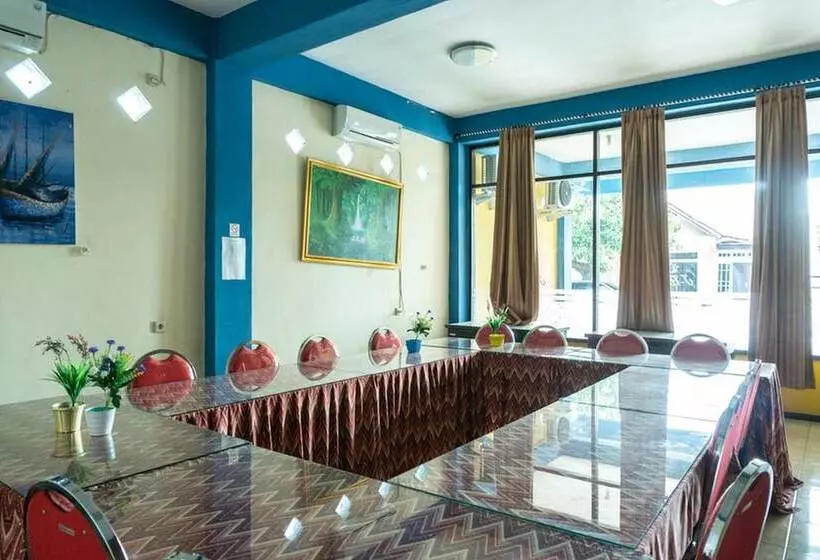 ホテル Reddoorz Near H. Hasan Aroeboesman Airport