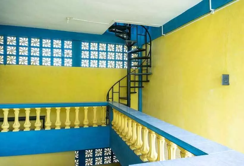 ホテル Reddoorz Near H. Hasan Aroeboesman Airport