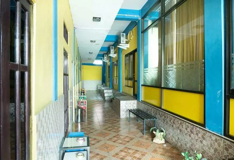 ホテル Reddoorz Near H. Hasan Aroeboesman Airport