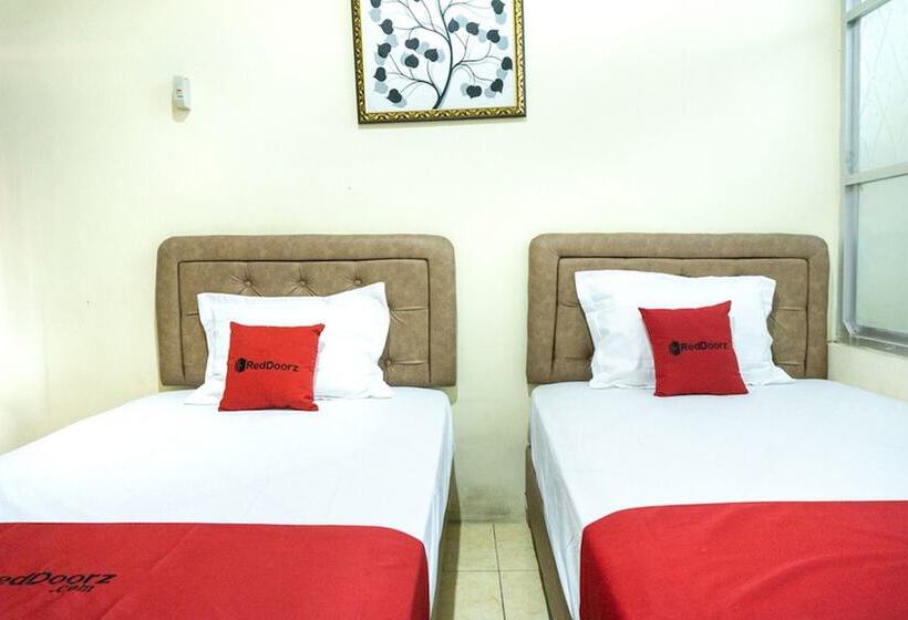 فندق Reddoorz Near H. Hasan Aroeboesman Airport