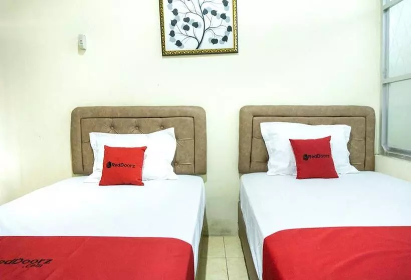 ホテル Reddoorz Near H. Hasan Aroeboesman Airport
