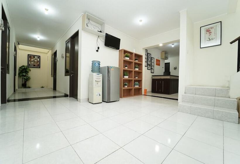 פנסיון Koolkost Near Universitas Prasetiya Mulya