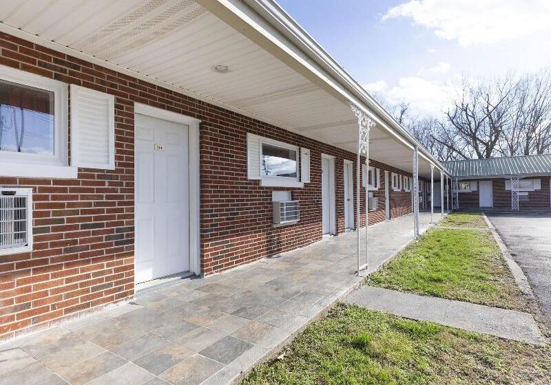 فندق على الطريق OYO Hotel Cave City KY