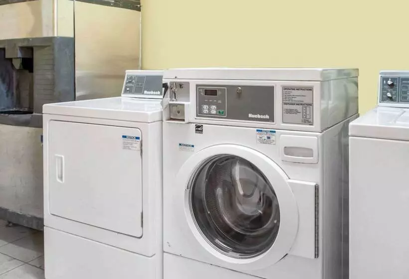 בית מלון כפרי Econo Lodge Carlsbad Caverns Area