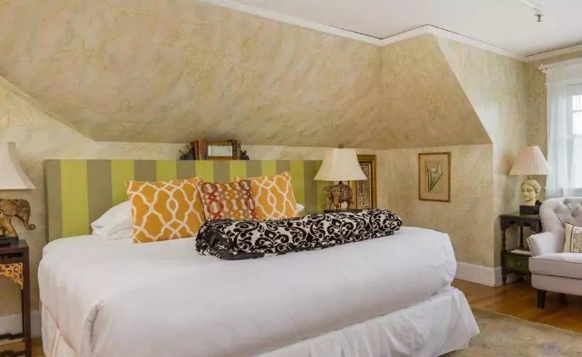 هتل Pomegranate Inn