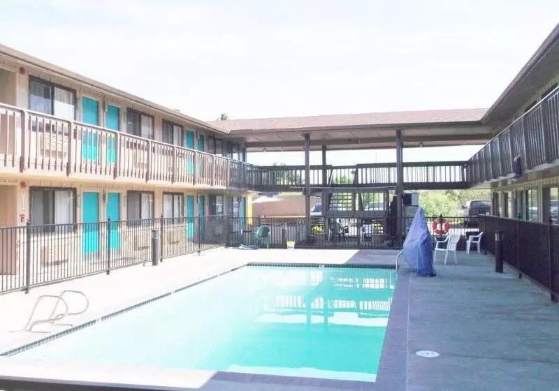 מוטל Pepper Tree Inn