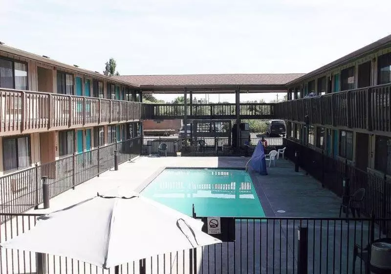 מוטל Pepper Tree Inn