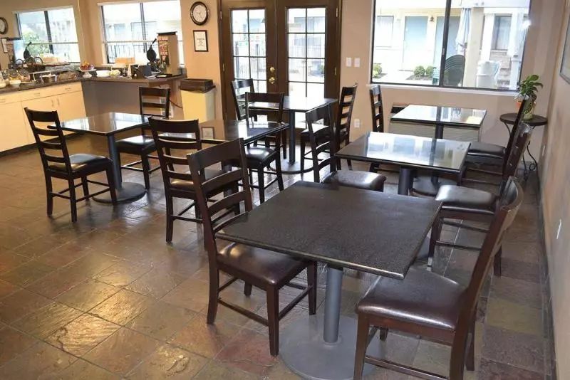 מוטל Pepper Tree Inn