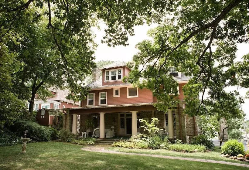 Brownsville Road House Bed & Breakfast