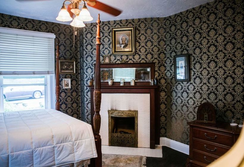 Brownsville Road House Bed & Breakfast