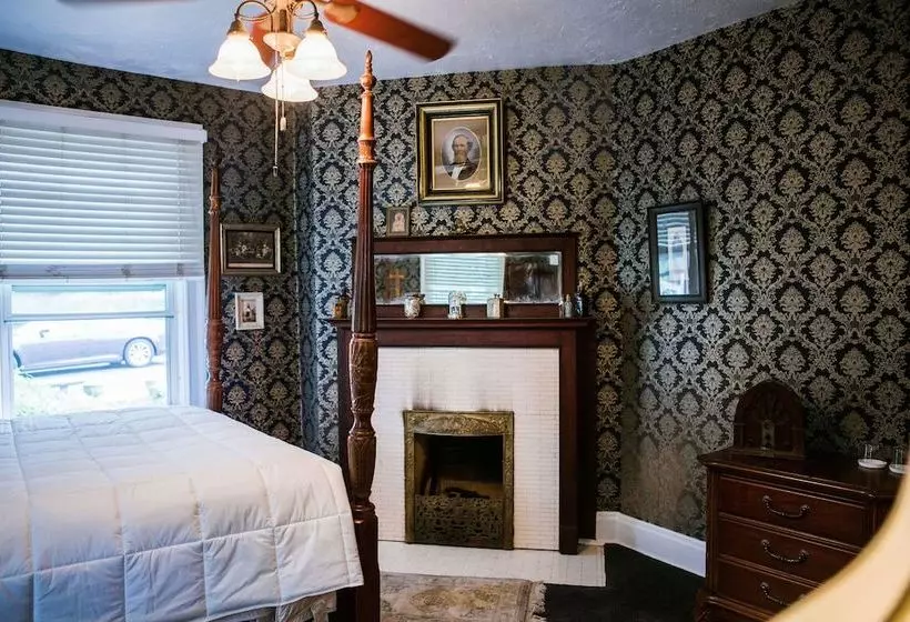 Brownsville Road House Bed & Breakfast