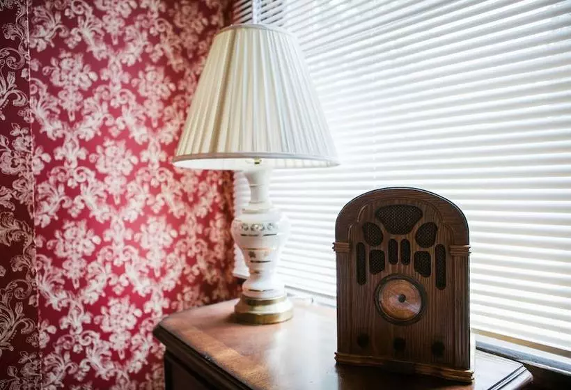 Brownsville Road House Bed & Breakfast