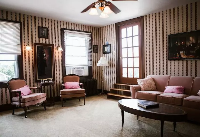 Brownsville Road House Bed & Breakfast
