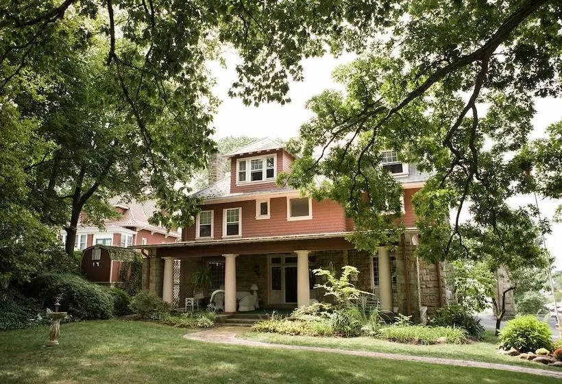 Brownsville Road House Bed & Breakfast
