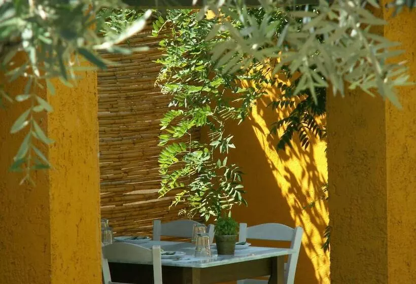 Despotiko Apartment Hotel & Suites