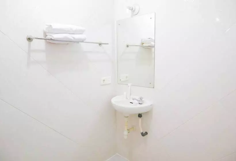 ホテル Reddoorz Syariah Near Ragunan Zoo 3