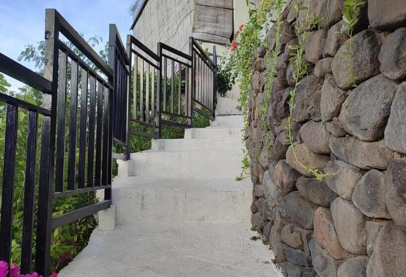 פנסיון Waenis Sunset View Hotel And Restaurant, Amed, Bali