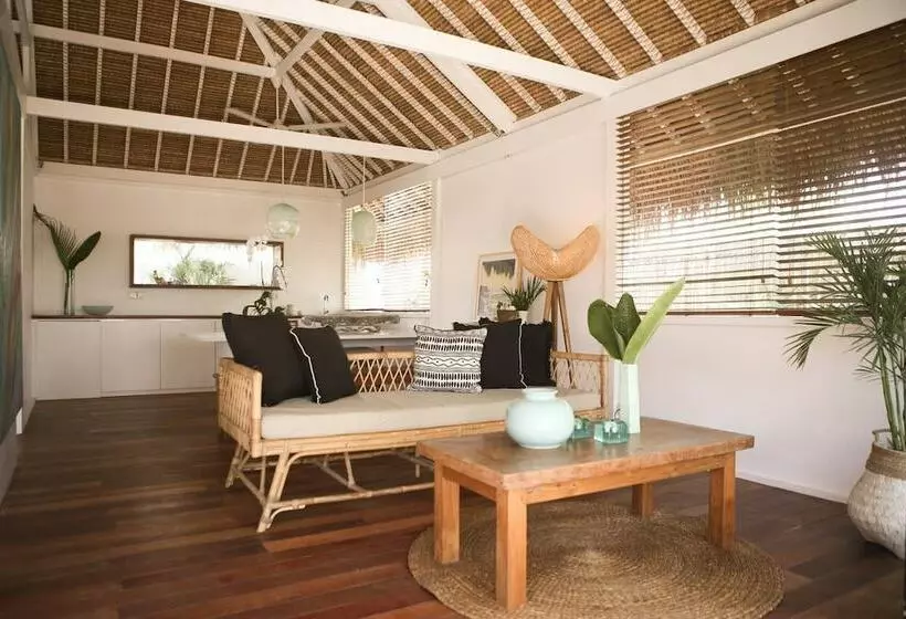 تختخواب و صبحانه The Garden Shacks At Sandy Bay
