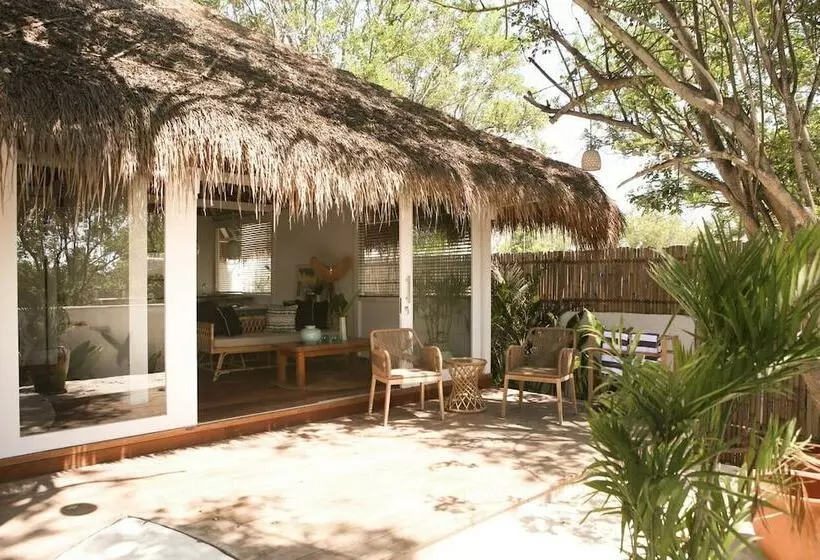 تختخواب و صبحانه The Garden Shacks At Sandy Bay
