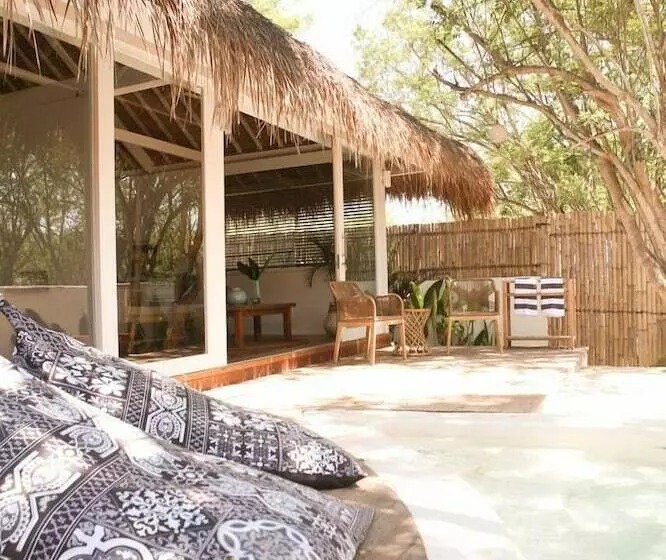 تختخواب و صبحانه The Garden Shacks At Sandy Bay