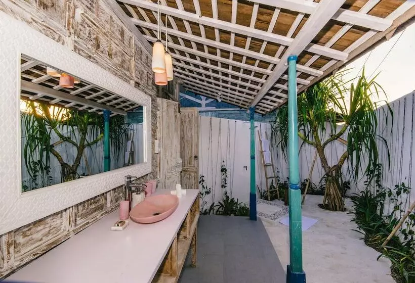 تختخواب و صبحانه The Garden Shacks At Sandy Bay