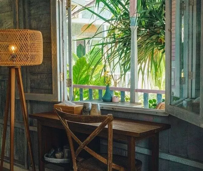 تختخواب و صبحانه The Garden Shacks At Sandy Bay