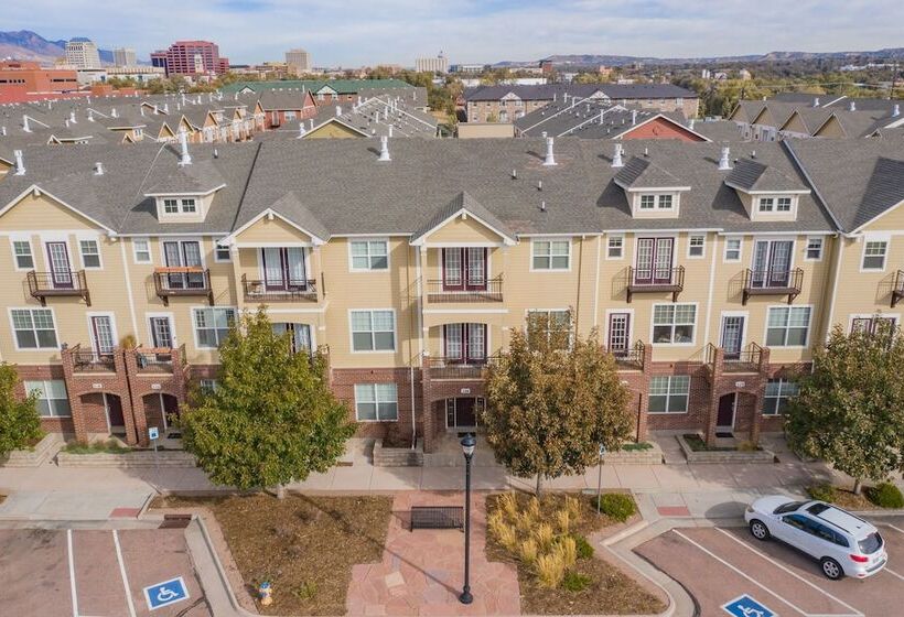 Urban Practicality! 3 Beds, Patios & Dog Friendly