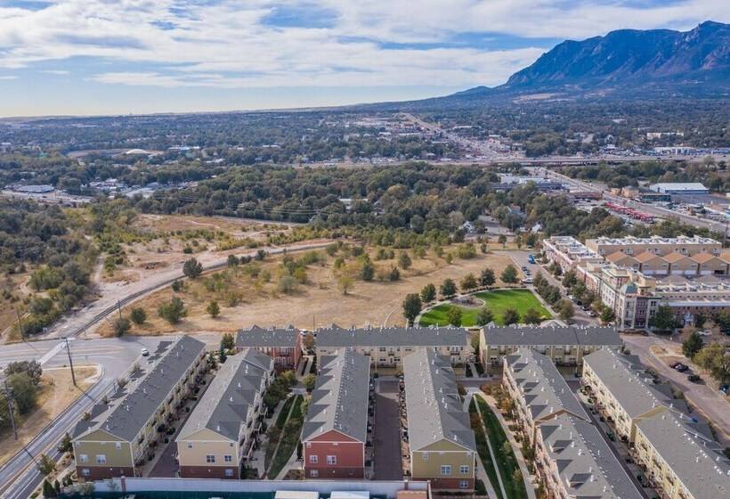 Urban Practicality! 3 Beds, Patios & Dog Friendly