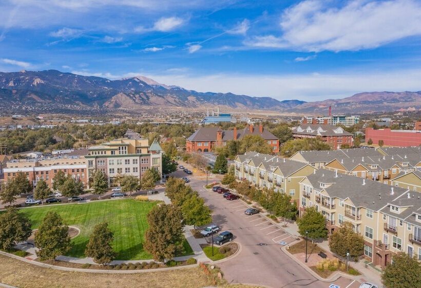 Urban Practicality! 3 Beds, Patios & Dog Friendly