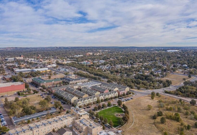 Urban Practicality! 3 Beds, Patios & Dog Friendly