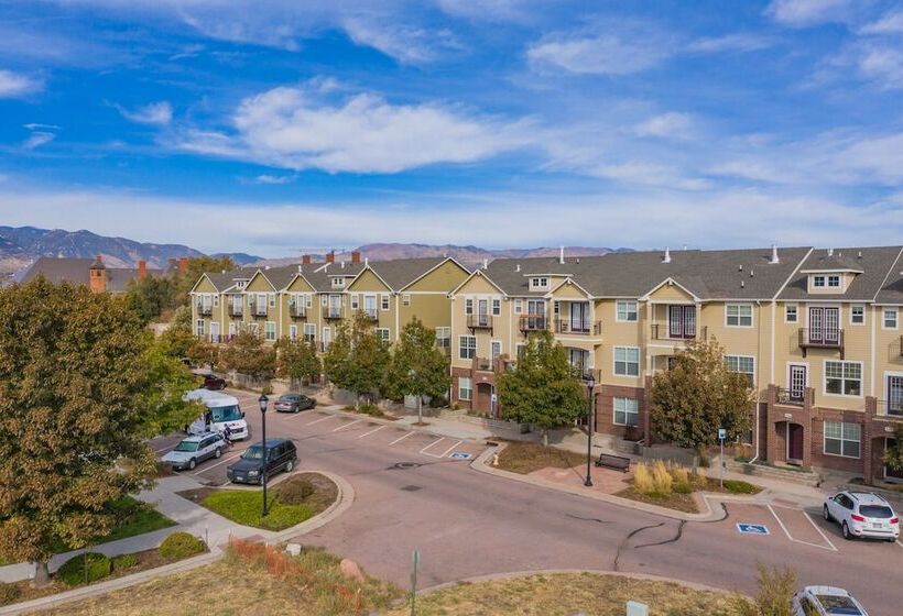 Urban Practicality! 3 Beds, Patios & Dog Friendly