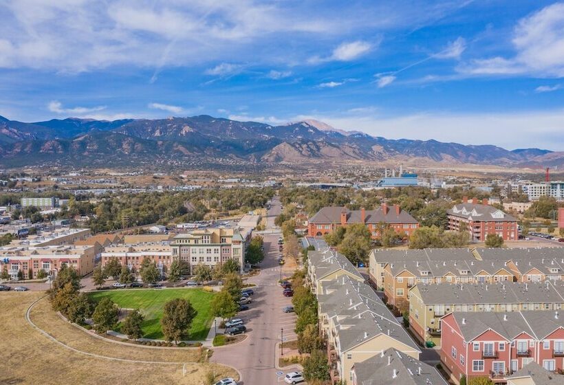 Urban Practicality! 3 Beds, Patios & Dog Friendly