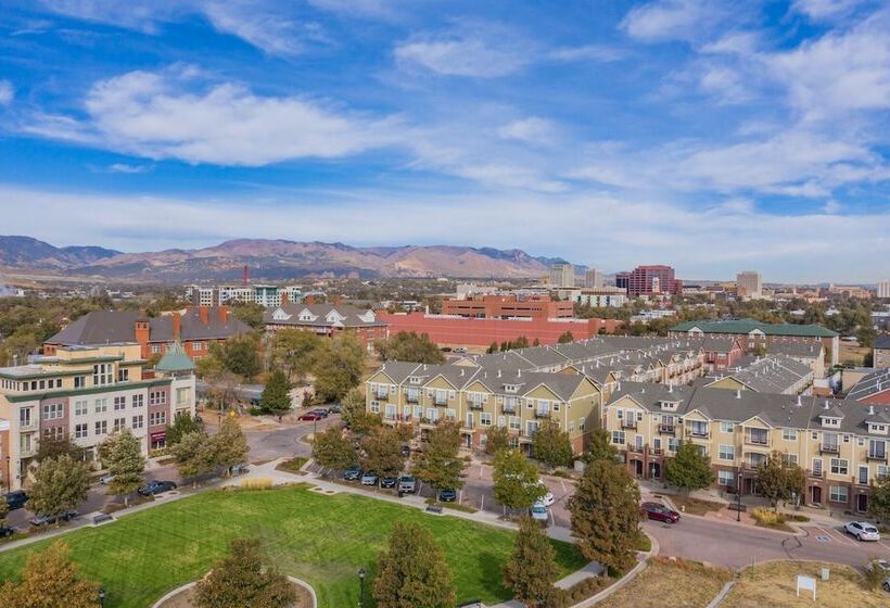 Urban Practicality! 3 Beds, Patios & Dog Friendly