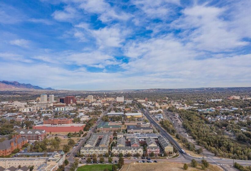 Urban Practicality! 3 Beds, Patios & Dog Friendly