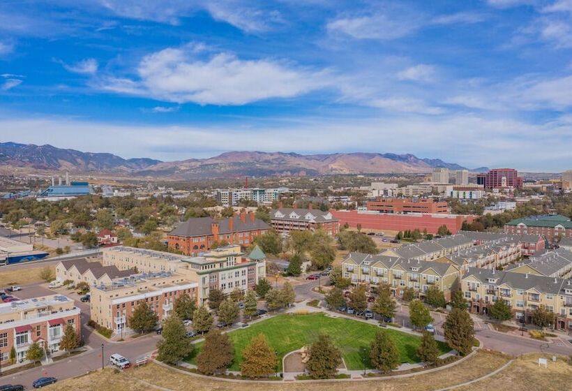 Urban Practicality! 3 Beds, Patios & Dog Friendly