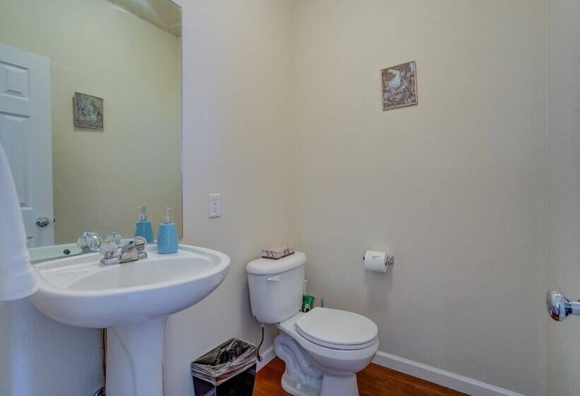 Urban Practicality! 3 Beds, Patios & Dog Friendly