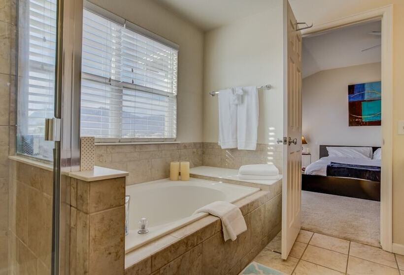 Urban Practicality! 3 Beds, Patios & Dog Friendly