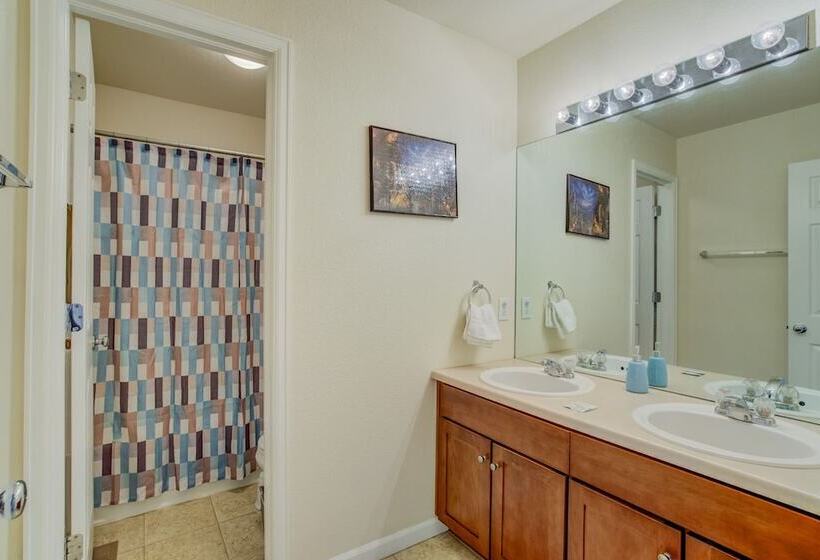 Urban Practicality! 3 Beds, Patios & Dog Friendly