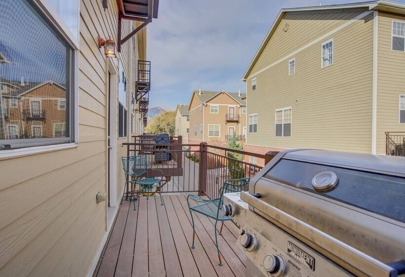 Urban Practicality! 3 Beds, Patios & Dog Friendly