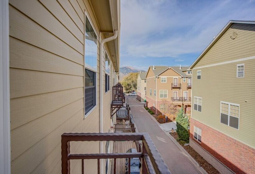 Urban Practicality! 3 Beds, Patios & Dog Friendly